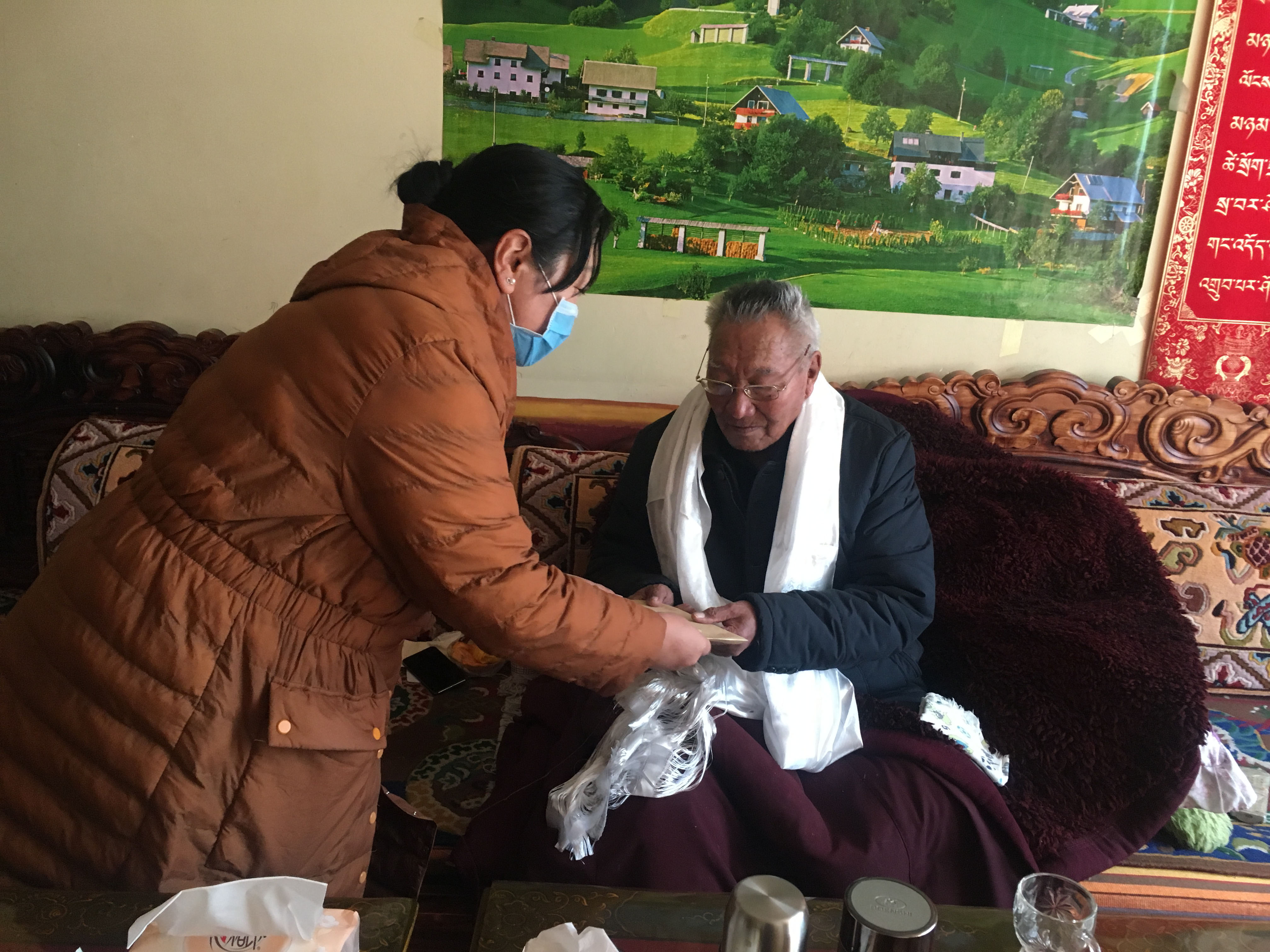 市凈土集團黨委藏歷新年前走訪慰問困難黨員